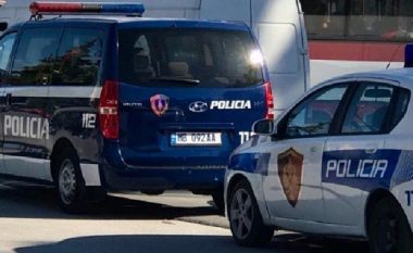 Gjendet një trup i pajetë brenda makinës në Tiranë (VIDEO)