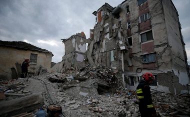 Dy vite nga tërmeti tragjik i 26 nëntorit, mori 51 jetë njerëzish dhe la në qiell të hapur qindra familje