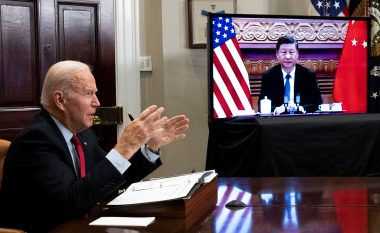 “Mos luaj me zjarrin se do digjesh”, çfarë diskutuan në takim Biden dhe Xi