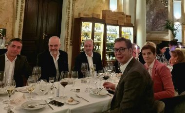 Vuçiç ndan foton nga darka me Ramën: Mbrëmje e mrekullueshme, po pimë verë serbe!