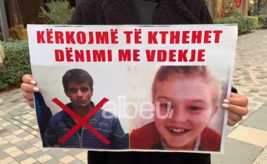Familjarët e 8-vjeçarit mbërrijnë në Vlorë, mbledhin firma për dënimin me vdekje të Çalamanit (VIDEO)