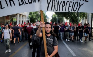 Çfarë po ndodh në Greqi?! Policët “pushtojnë” qytetet, i gjen në çdo derë lokali dhe restoranti