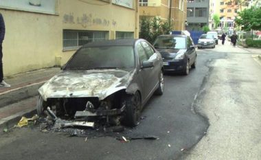 Digjet një makinë e parkuar në Durrës, dyshimet e para