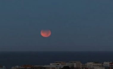 Pamje spektakolare nga eklipsi i hënës në Portugali (VIDEO)