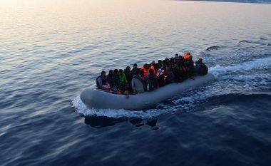 Gati për t’u mbytur, momenti kur autoritetet italiane shpëtuan varkën me emigrantë (VIDEO)
