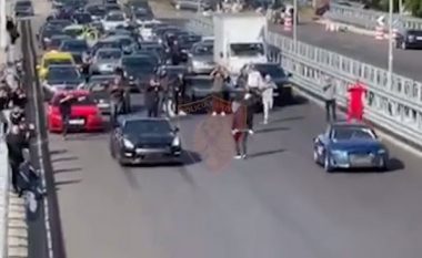 Çmenduri! Bllokuan autostradën për të bërë gara me makina, si e pësojnë dy shoferët (VIDEO)