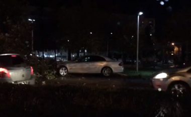 Aksident në qendër të Elbasanit, makina “ngatërron” rrugën dhe ia fut pemëve