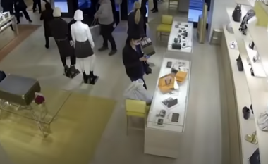 “Në vetëm pak sekonda!” Grabitje spektakolare në dyqanin Louis Vuitton, 14 persona të armatosur bëjnë “kërdinë” (VIDEO)
