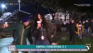 Skandal në ndeshjen Empoli-Fiorentina, gazetaren e prekin nga të pasmet teksa ishte live në TV (VIDEO)