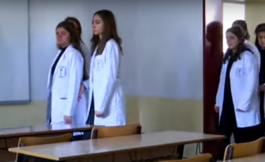 Nxënësit shpërthejnë në lot kur kthehen në klasë pa shoqen e shokun që u vranë në Deçan (VIDEO)