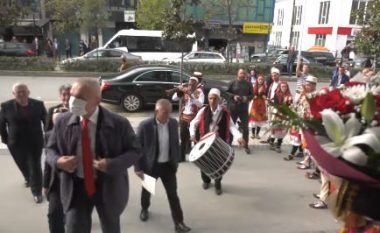 Presidenti Meta pritet me daulle nga dibranët, në Kamëz (VIDEO)