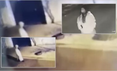 E kamufluar dhe e armatosur, vajza në Lezhë patrullon natën me revole në dorë (VIDEO)