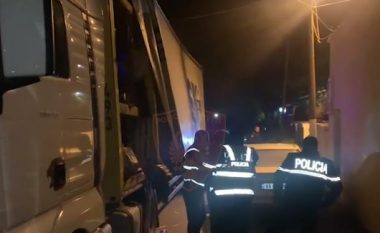 Trajleri plot me emigrantë të paligjshëm, momenti kur u kap nga policia në Pogradec (VIDEO)