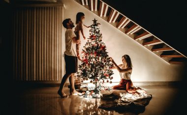 Këto këshilla për të zbukuruar pemën e Krishtlindjeve do t’ju ndihmojnë më shumë