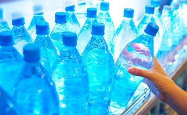 Më të rrezikshme se ç’mendoni, sa herë mund të rimbushen shishet plastike të ujit?