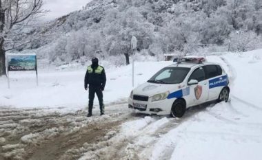 Dëborë e ngrica, ARRSH thirrje shoferëve: Vendosni goma dimri dhe zinxhirë ose policia do t’ju ndalojë!