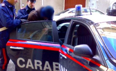 Policia shkon t’i ndajë pas sherrit të dhunshëm, dy shqiptarët rrahin efektivët në Itali