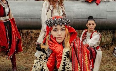 Rita Ora dhuron kostumin popullor për Muzeun Etnografik të Tiranës (FOTO LAJM)