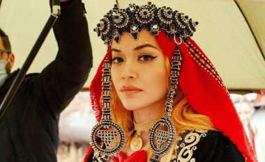 E veshur me kostum tradicional shqiptar, Rita Ora uron gjithë shqipëtarët
