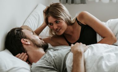 Ka 3 gjëra që burrat vënë re herën e parë në shtrat dhe s’janë ato që mendoni ju