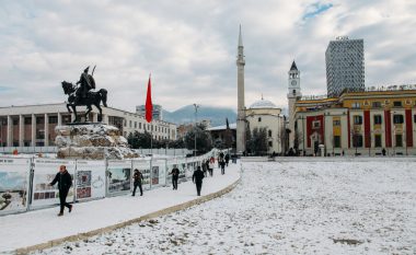 Nuk ka më ditë të ngrohta! Zbulohet kur do bien reshjet e para të dëborës në Shqipëri