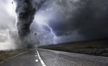 Tornado rrëmben dhe hedh në ajër burrin në Itali, ndërron jetë 53 vjeçari (VIDEO)