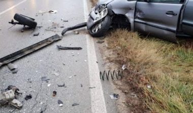 Përplasje e fortë mes makinave në Korçë-Kapshticë, mjeti përfundon në arë