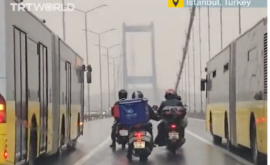 Autobusët formojnë “mur” për të mbrojtur motoçiklistët nga era e fortë në urën e Bosforit