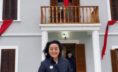 Përpara Shtëpisë së Flamurit në Vlorë, Yuri Kim uron në shqip Ditën e Pavarësisë (VIDEO)