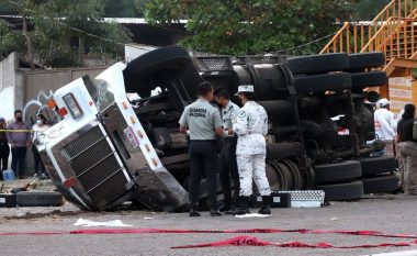 Përplaset kamioni me emigrantë, humbin jetën 53 persona