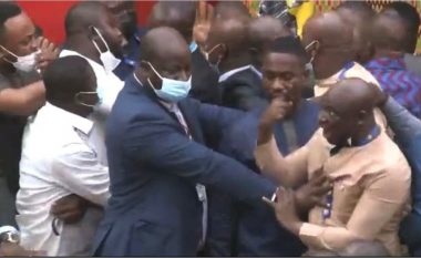 Plas grushti në Parlament, deputetët rrahin deputetët (VIDEO)