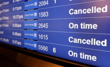 Linjat ajrore amerikanë anulojnë qindra fluturime për shkak të Omicron