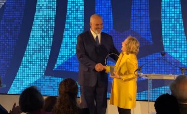 Hilary Clinton nderon me çmim Ramën në New York: Falë tij 1000 afganë, shumica gra, shpëtuan