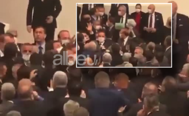 Plas grushti mes deputetëve, çfarë ndodhi në Parlamentin e Turqisë? (VIDEO)