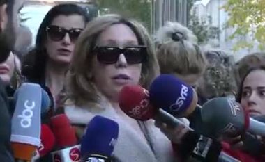 “Jeni të frikshëm”, Evi Kokalari kapet me gazetarët: Mund të më rrëzonit, jeta ime është më e rëndësishme se lajmi juaj (VIDEO)