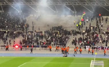 Sërish dhunë në Francë: Ndërpritet ndeshja e Kupës, Paris FC-Lyon (VIDEO)