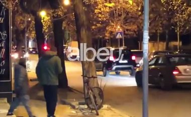 Ndalohet në postbllok, shoferi i jep gaz makinës dhe aksidentohet, policia vihet në ndjekje të tij (VIDEO)