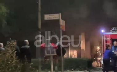 Flakët “përpijnë” dyqanin me pajisje elektrike në Elbasan, tymi “pushton” qytetin (VIDEO)