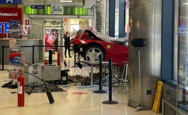I moshuari me Ferrari “humb rrugën” dhe përfundon brenda qendrës tregtare (VIDEO)