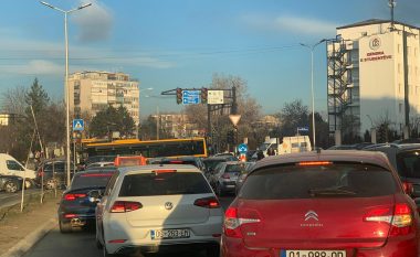 Kriza energjetike shkakton kaos në Prishtinë, semafortët nuk punojnë, bllokohet qarkullimi (FOTO LAJM)