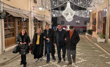 Ismail Kadare rikthehet në Gjirokastër, shëtitje me bashkëshorten në kalldrëmet e “qytetit të gurtë” (FOTO LAJM)