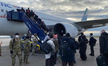 79 afganë të tjerë largohen nga Kosova për në ShBA