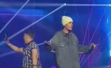 Fansi ngjitet në skenë për një “selfie”, shikoni si reagon Justin Bieber (VIDEO)