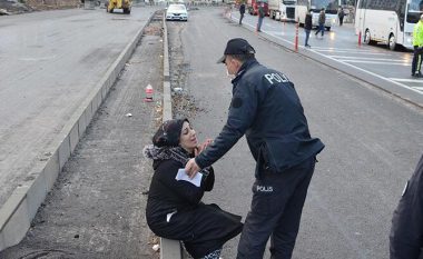 Rastësia tragjike, vajza kalon në rrugë dhe sheh nënën e aksidentuar për vdekje (FOTO LAJM)