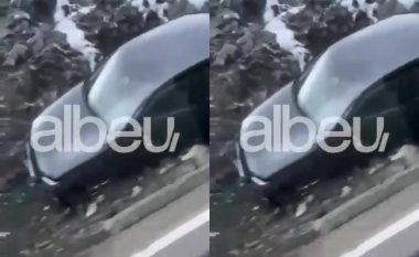 Po udhëtonte me shpejtësi, shihni si ka përfunduar makina në Librazhd (VIDEO)