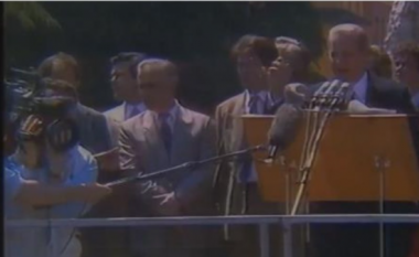 Berisha shfaqet krah Baker dhe jep mesazhin për demokratët (VIDEO)