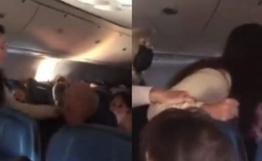 Ndodh dhe kjo! E reja godet 80-vjeçarin që po hante në avion pse nuk mbante maskë (VIDEO)