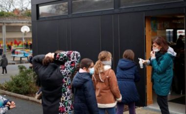 Përhapja e Omicron në Europë, qeveritë rekomandojnë mbylljen e shkollave