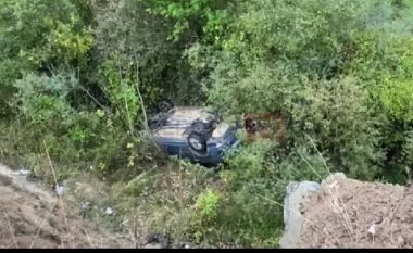Makina ra në humnerë, aksident i frikshëm në Berat