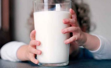 A duhet të pimë qumësht në mëngjes?  Ekspertët i japin fund dilemave